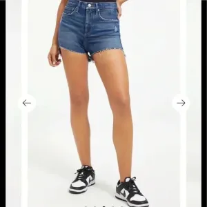 🆕 Good American Good 90’s Jean Shorts