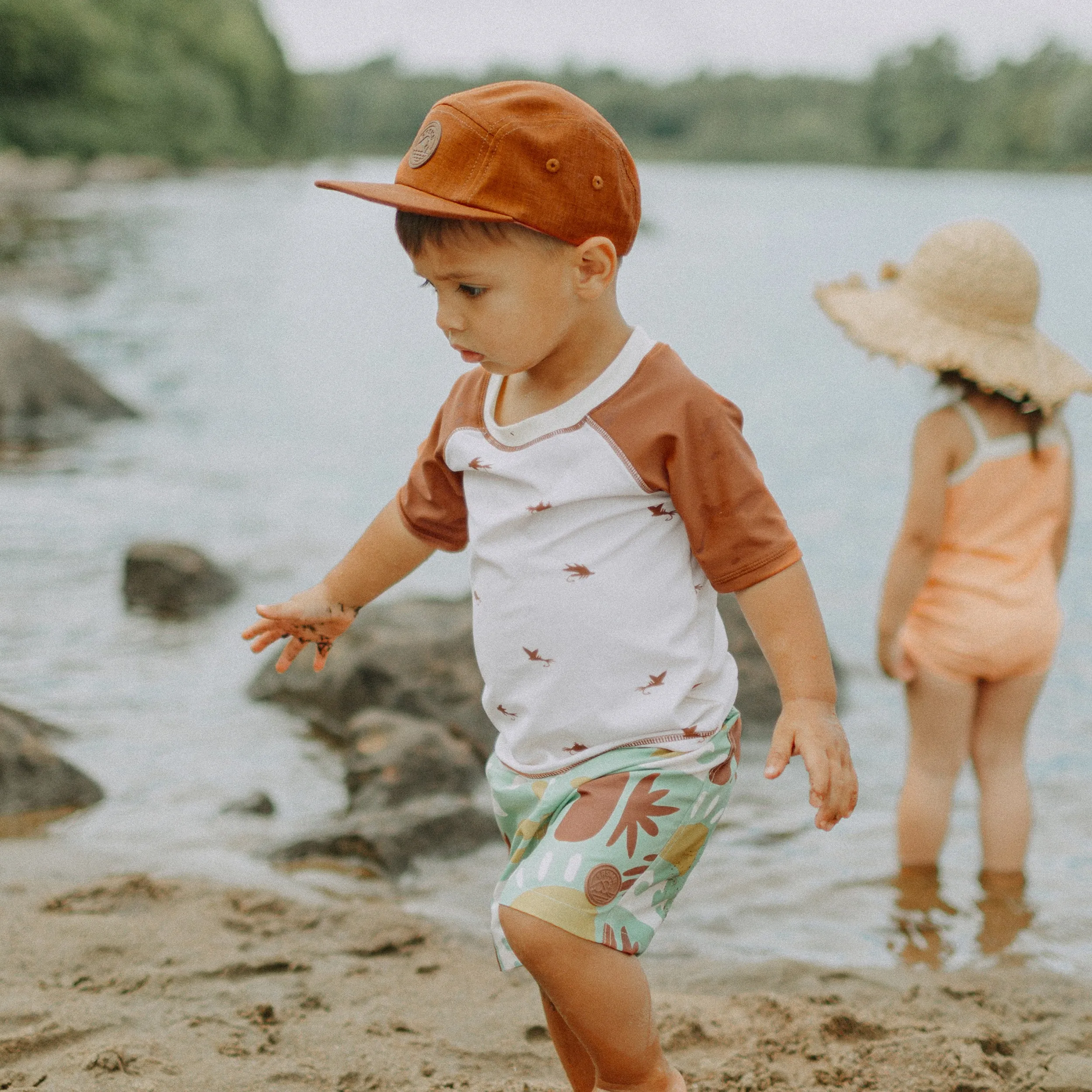 Bermuda de bain vert avec motifs de feuilles colorées, bébé || Green swim bermudas with colored leaf pattern, baby