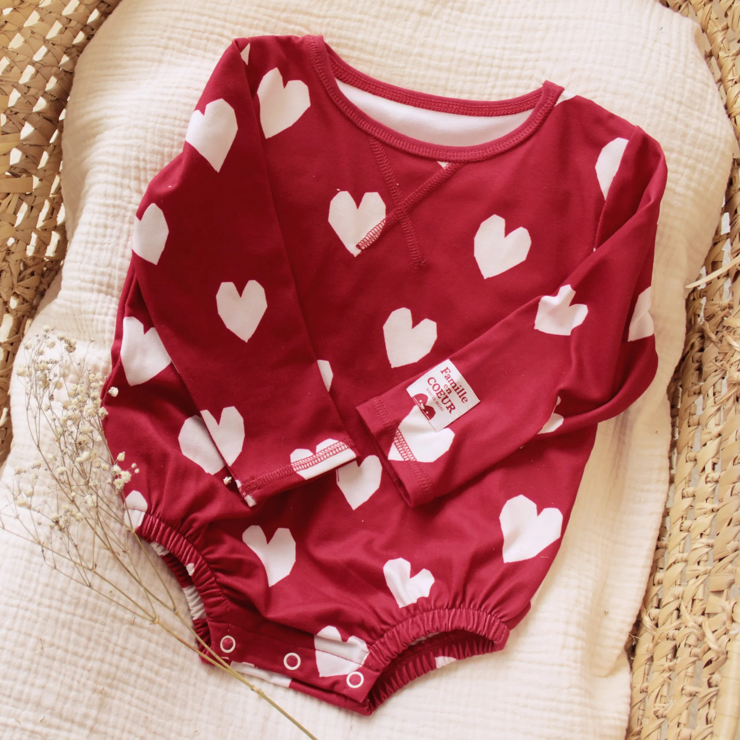 Cache-couche rouge avec cœurs à manches longues en jersey extensible, bébé || Red long-sleeved bodysuit with hearts in stretch jersey, baby