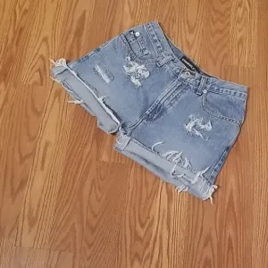 Distressed high waisted shorts 5/6