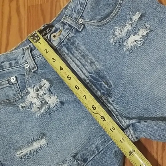 Distressed high waisted shorts 5/6