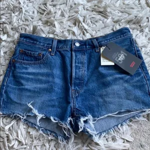 Levi high rise shorts