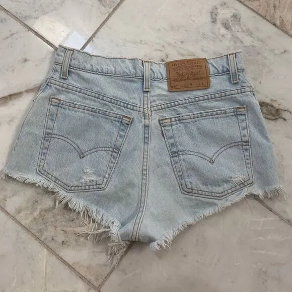Light wash Levi shorts