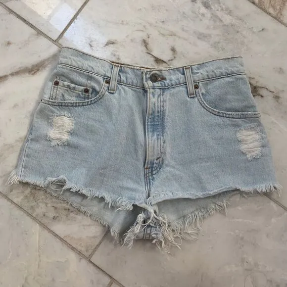 Light wash Levi shorts