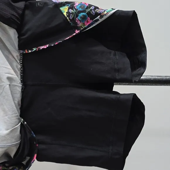 Lululemon Hotty Hot High-Rise Skirt in Flowerscope Black Multi / Black