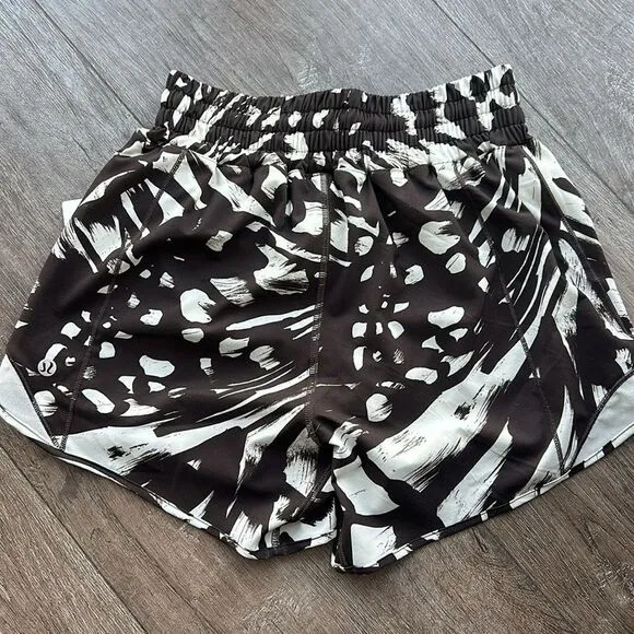 Lululemon Hotty Hot High-Rise Lined Short 4&quot; shorts size‎ 2 NWT