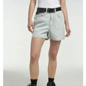 MOM SHORT STONEWASH