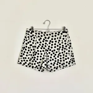 NEW J. Crew Polka Dot Pleated Flat Front Ivory Shorts Women’s size 2