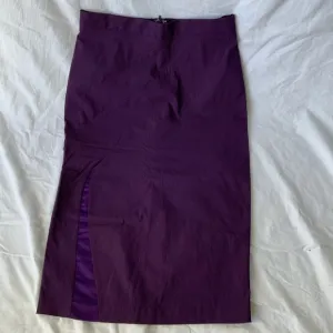 NEW UK brand Hybrid Fashion violet pencil skirt with a cut at the back