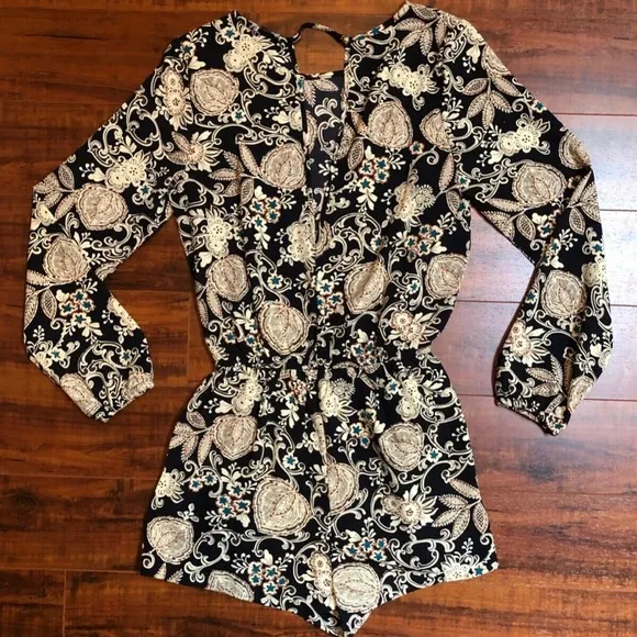 One Clothing Los Angeles sz Small Long Sleeve Paisley Shorts Jumpsuit Ro…