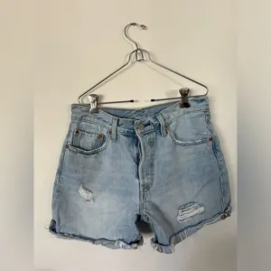 SIZE 27 High Waisted Levi’s Denim Light Wash Distressed Shorts