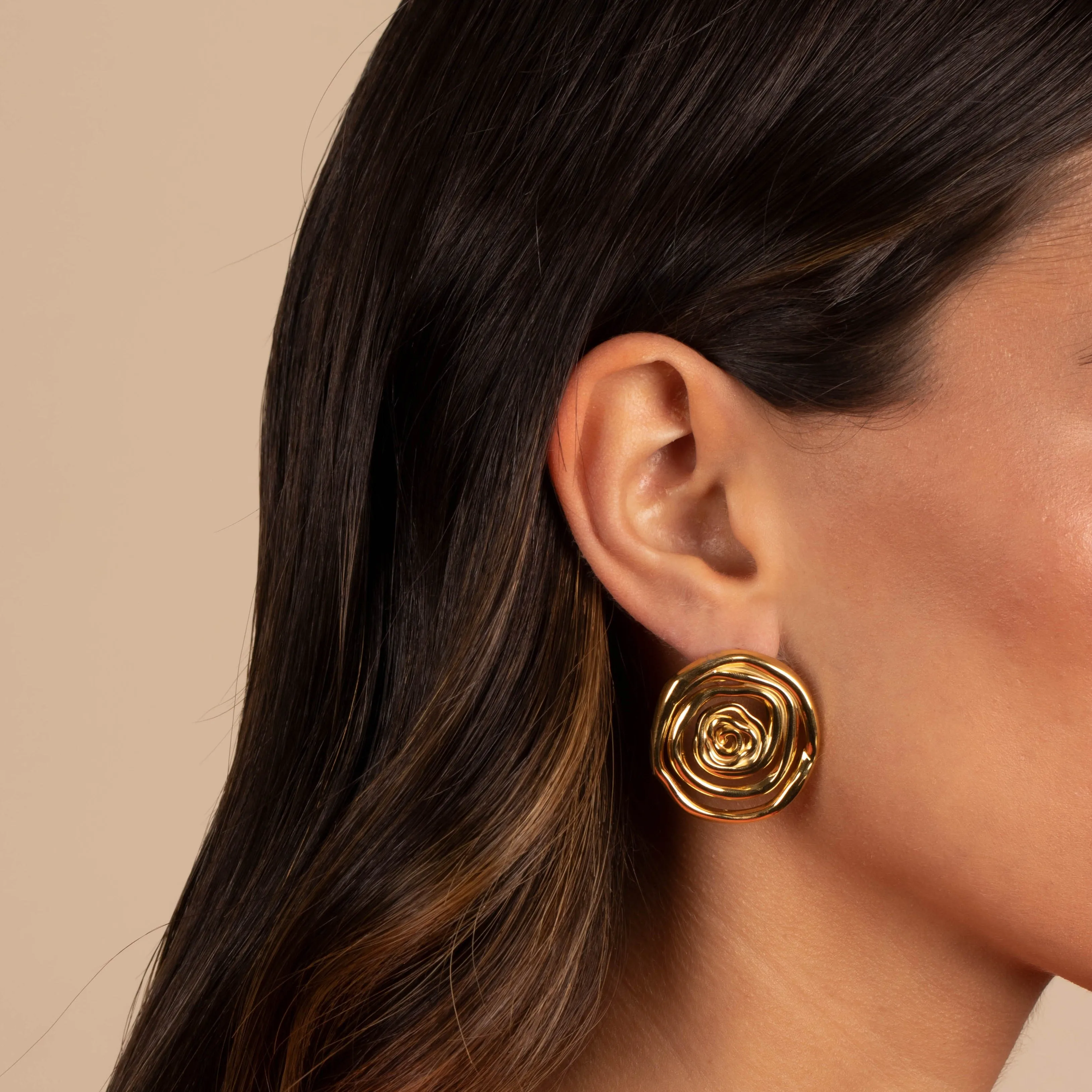 Solid Webbed Round Statement Stud Earring