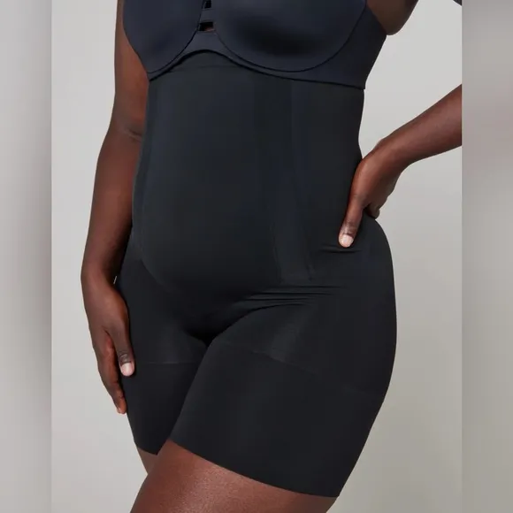 ✨SPANX✨High Waisted Mid Thigh Shorts