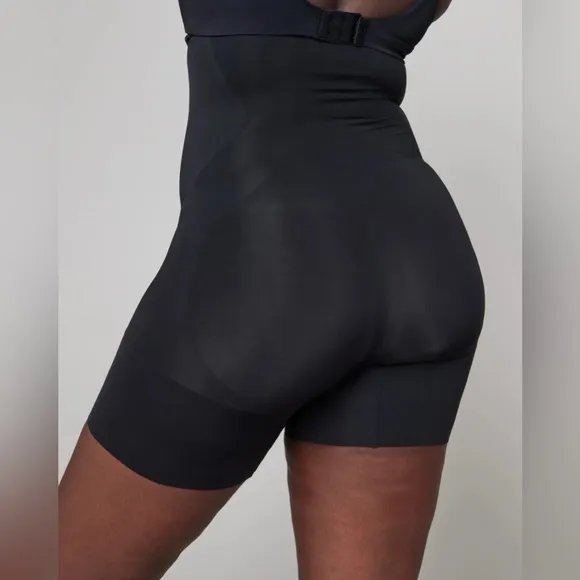 ✨SPANX✨High Waisted Mid Thigh Shorts