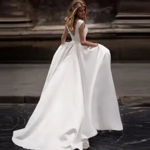 The Sales Rack-Stunning Autumn/Winter Bridal Dress Made In Satin Sexy V-back